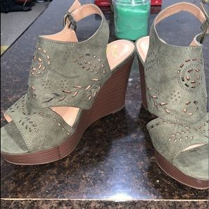 Report Army Green/Wood Wedge Heels